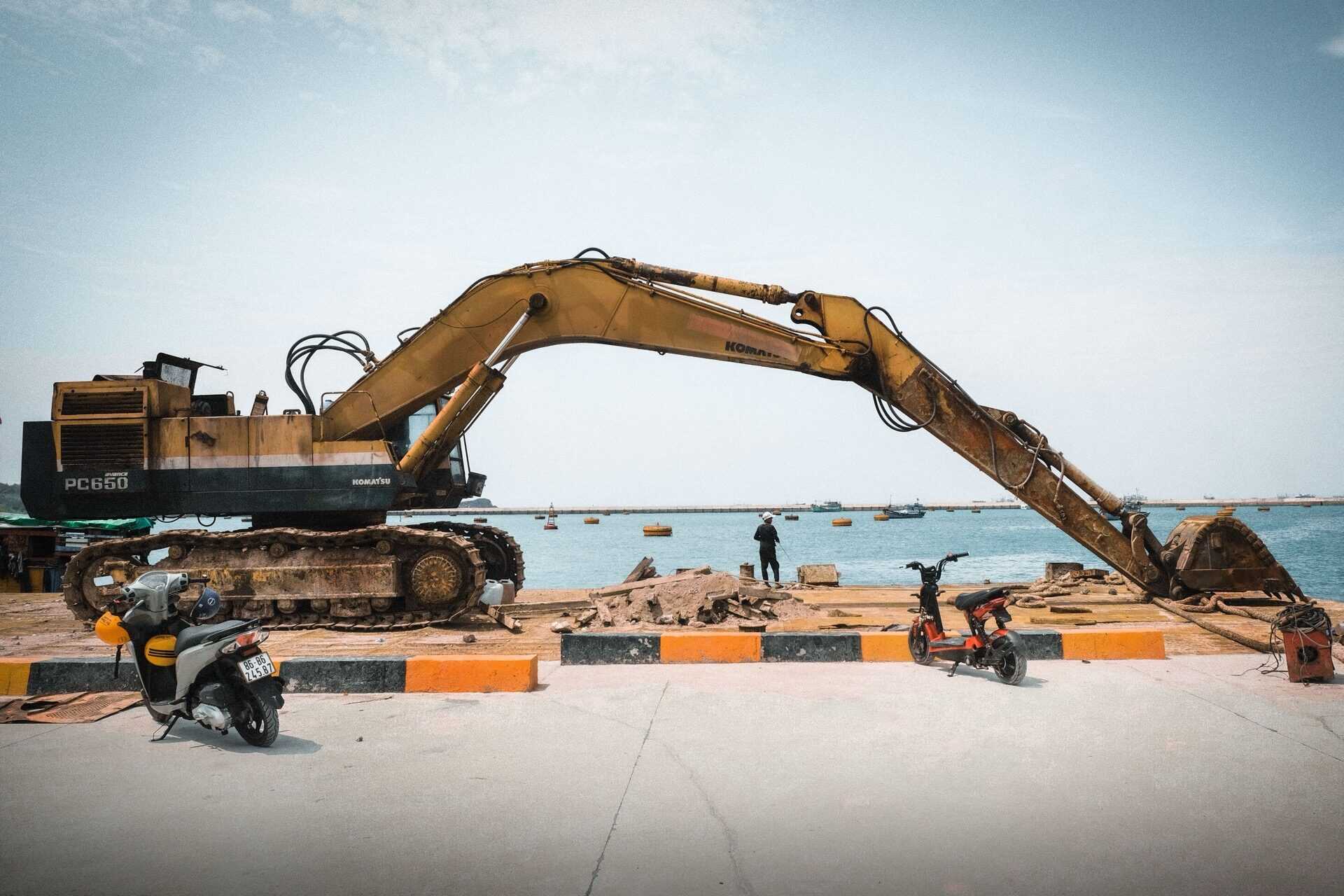 Heavy equipment selection and technical comparison materials